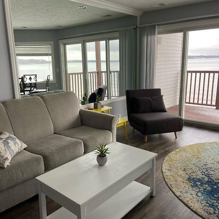 Beachside 216 With Pool Hot Tub And Private Deck Overlooking East Bay Traverse City Bagian luar foto