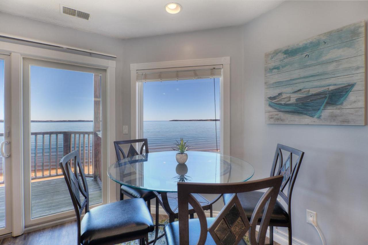 Beachside 216 With Pool Hot Tub And Private Deck Overlooking East Bay Traverse City Bagian luar foto