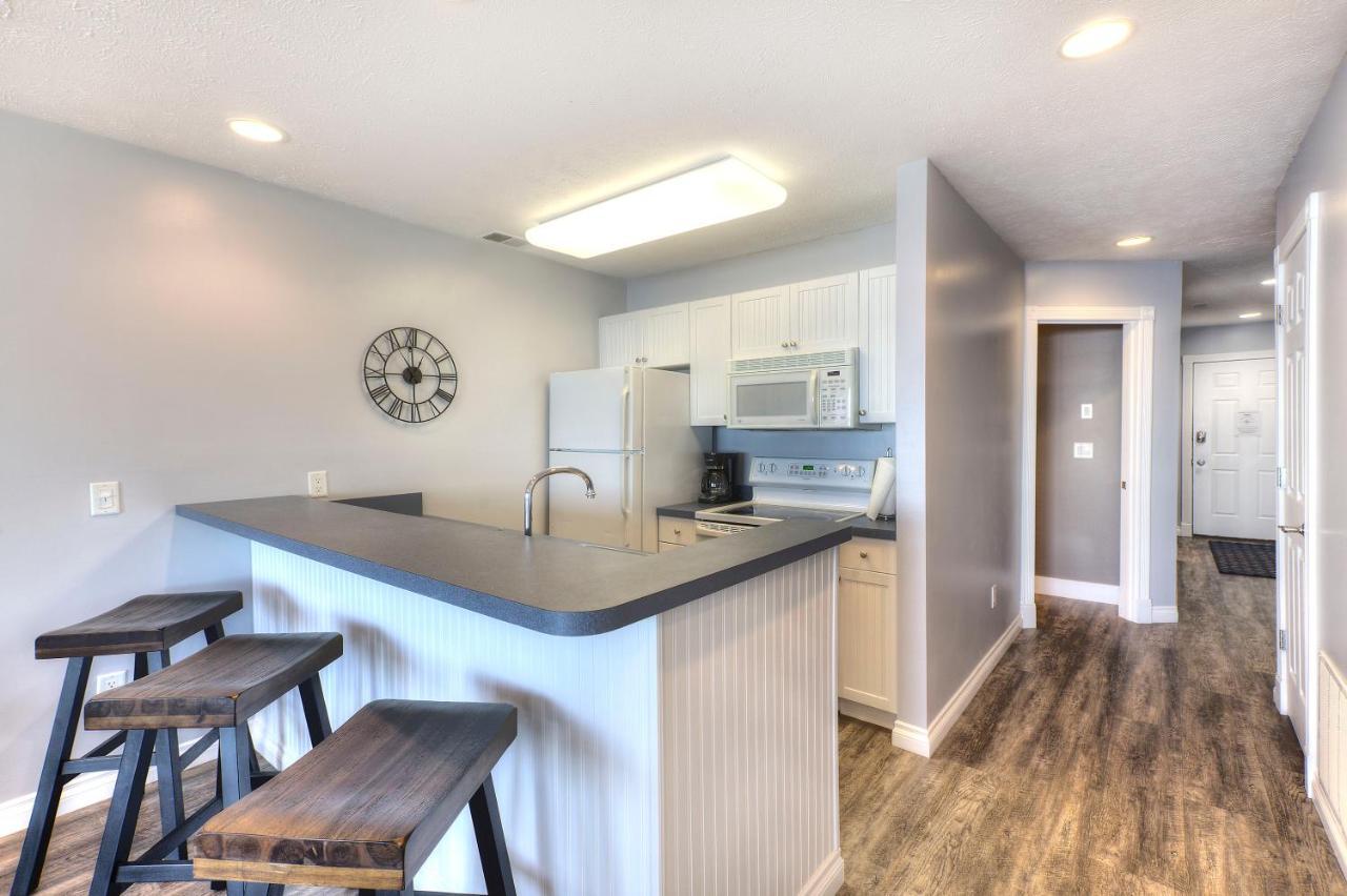 Beachside 216 With Pool Hot Tub And Private Deck Overlooking East Bay Traverse City Bagian luar foto