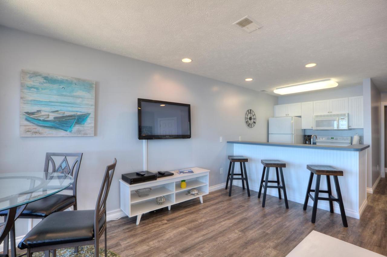 Beachside 216 With Pool Hot Tub And Private Deck Overlooking East Bay Traverse City Bagian luar foto