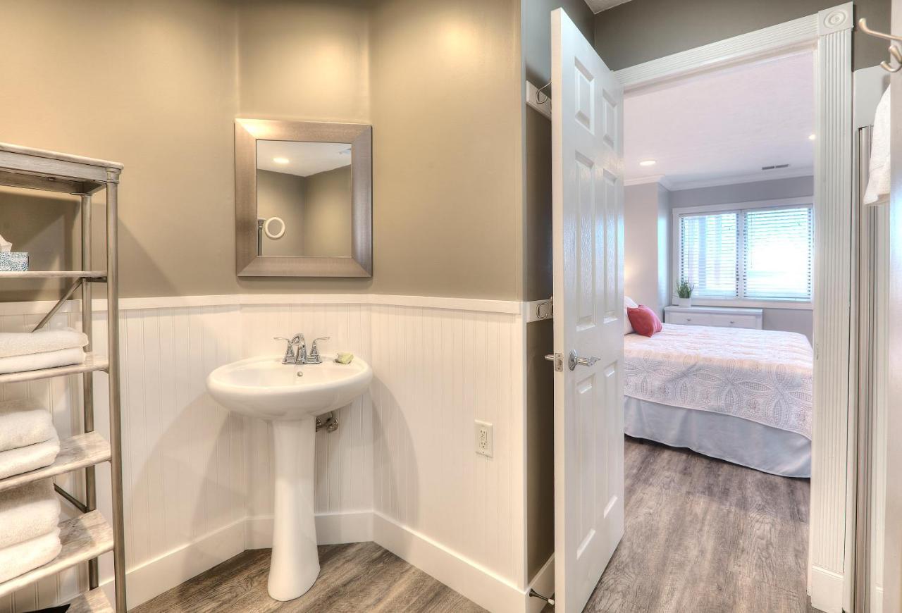 Beachside 216 With Pool Hot Tub And Private Deck Overlooking East Bay Traverse City Bagian luar foto