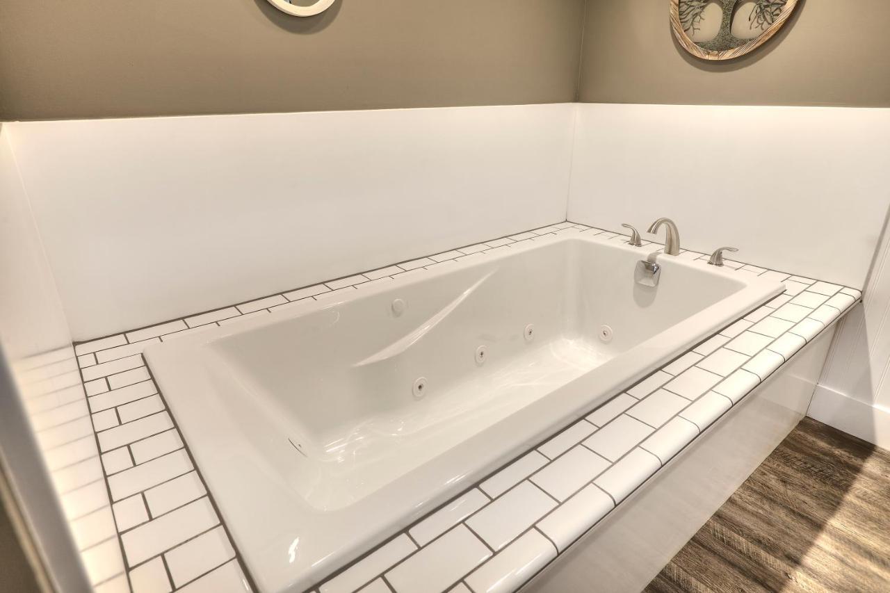 Beachside 216 With Pool Hot Tub And Private Deck Overlooking East Bay Traverse City Bagian luar foto
