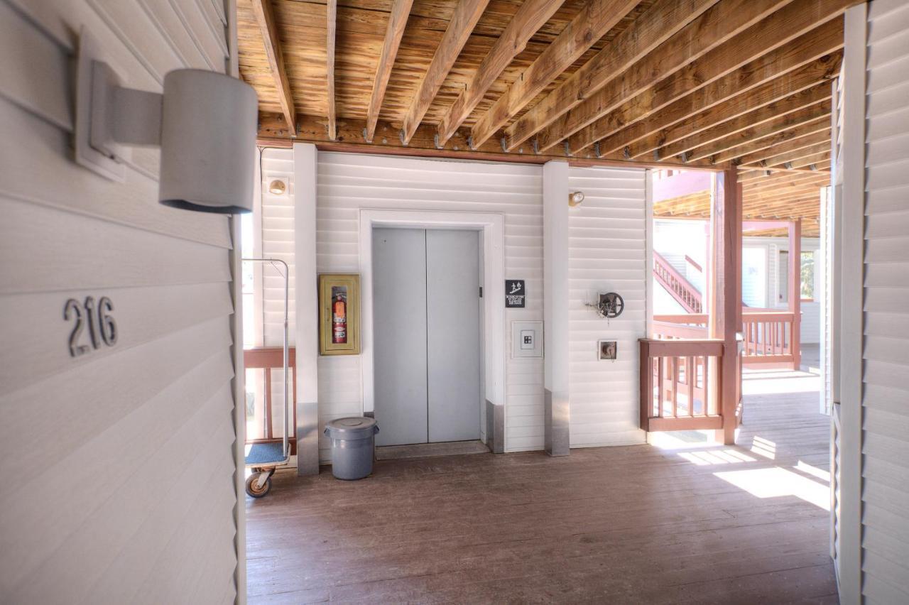 Beachside 216 With Pool Hot Tub And Private Deck Overlooking East Bay Traverse City Bagian luar foto