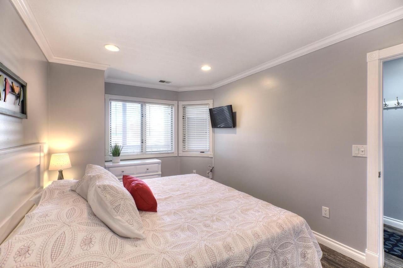 Beachside 216 With Pool Hot Tub And Private Deck Overlooking East Bay Traverse City Bagian luar foto