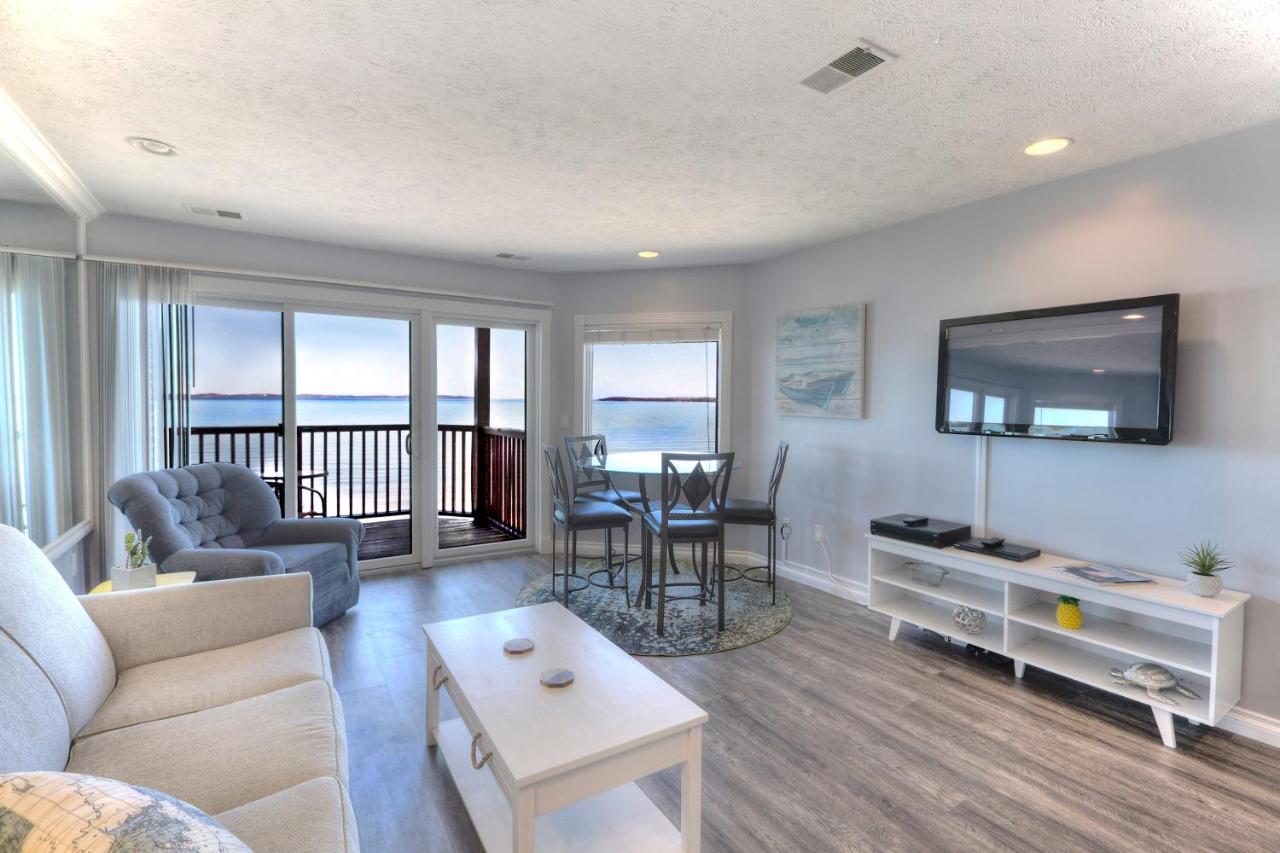 Beachside 216 With Pool Hot Tub And Private Deck Overlooking East Bay Traverse City Bagian luar foto