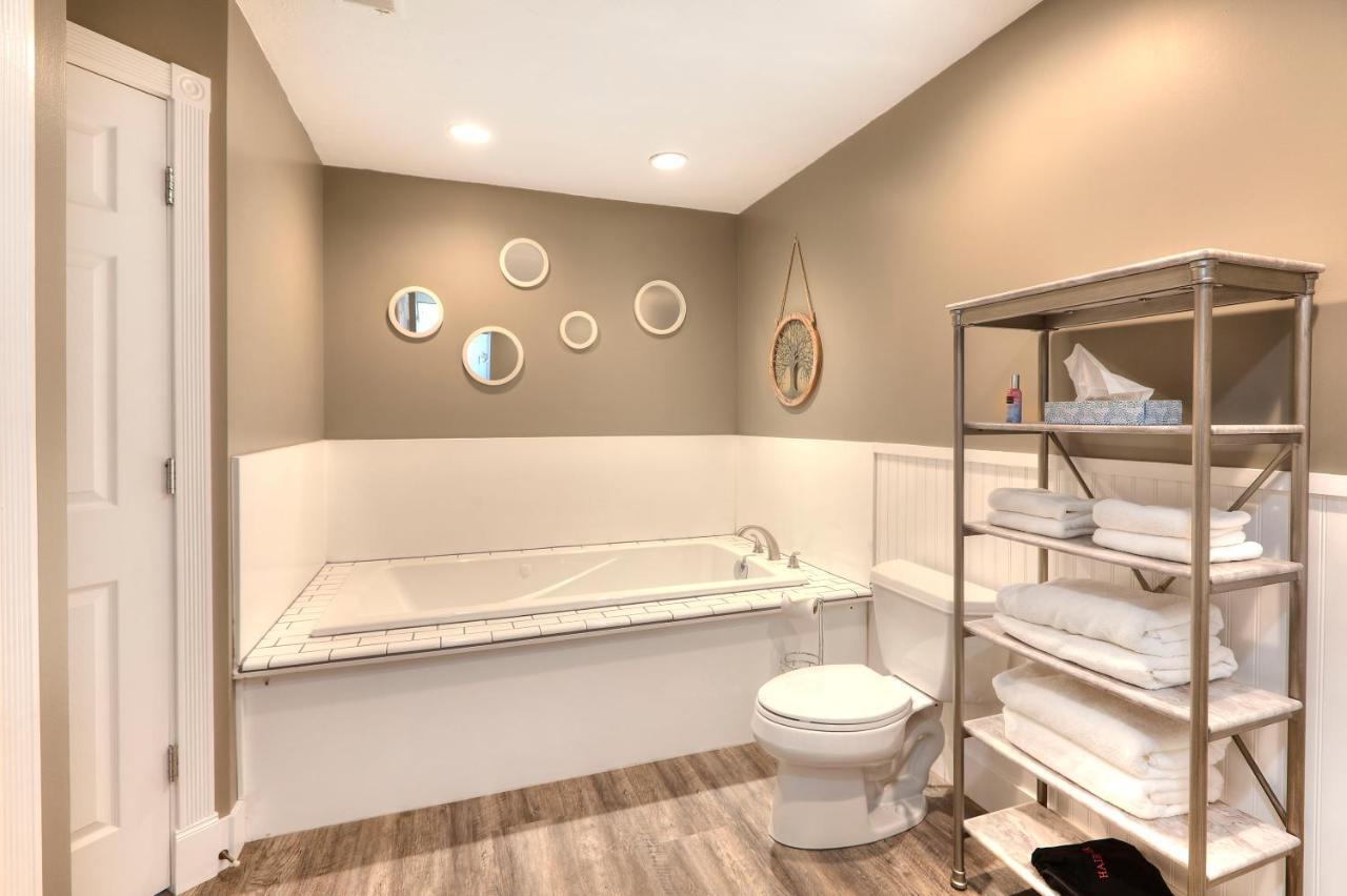Beachside 216 With Pool Hot Tub And Private Deck Overlooking East Bay Traverse City Bagian luar foto