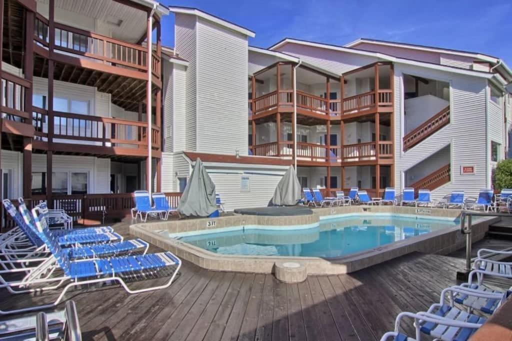 Beachside 216 With Pool Hot Tub And Private Deck Overlooking East Bay Traverse City Bagian luar foto