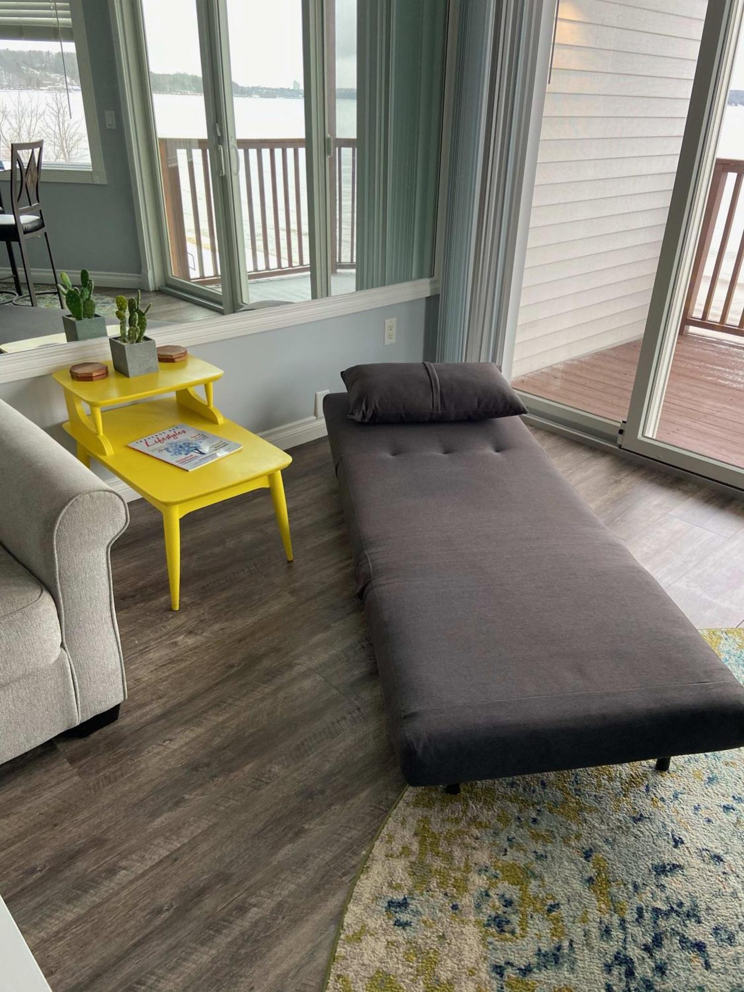 Beachside 216 With Pool Hot Tub And Private Deck Overlooking East Bay Traverse City Bagian luar foto